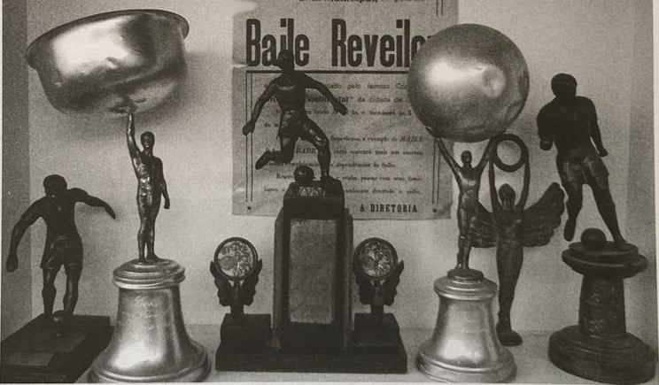 Galeria de Troféus do America FC de Itapevi na década de 40 e 50