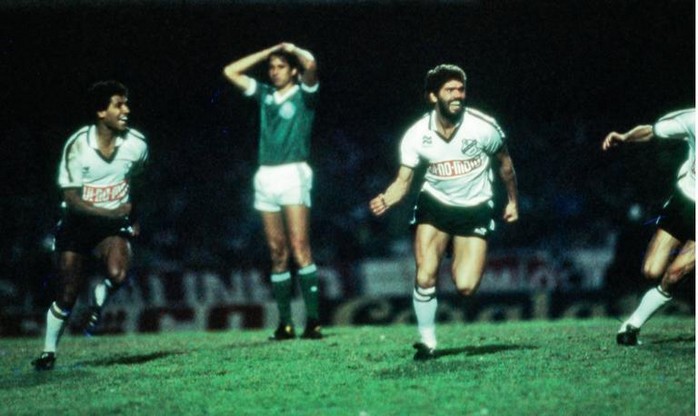 Kita comemora o gol