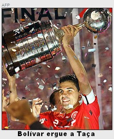 Bolvar ergue a Taa Libertadores 2010