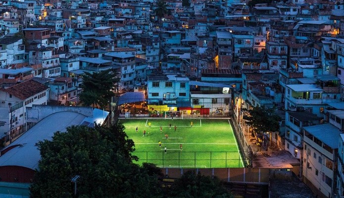 O Futebol nas Favelas: Desvendando o Talento Ignorado que Molda o Futuro do Esporte no Brasil