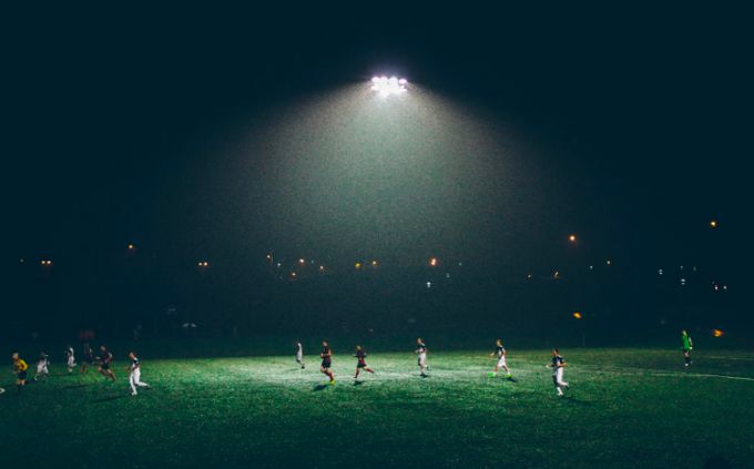 Grupo de pessoas jogando futebol