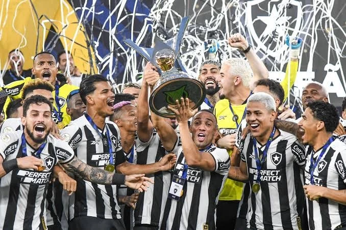 Jogadores do Botafogo com Taça do Brasileiro 2024