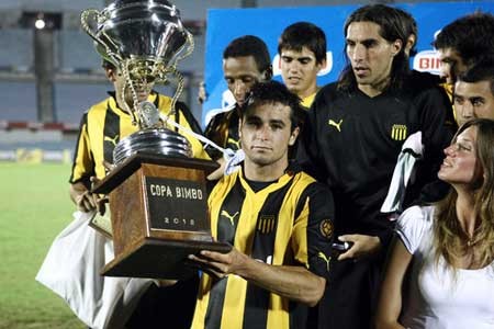 O troféu da Copa Bimbo, conquista do Penãrol em 2012