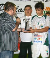 Paulinho Marilia recebe troféo de artilheiro