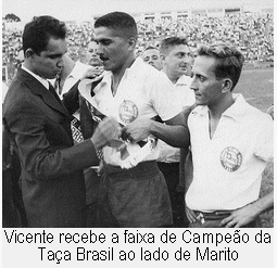 Vicente recebe faixa de campeão