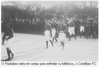 Paulistano entra em campo para enfrentar o Corinthian de Londres