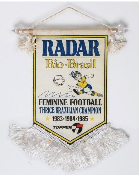 Flâmula do EC Radar com os três títulos conquistados no futebol feminino