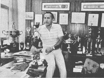 Eurico Lyra com o 56 troféu do EC Radar
