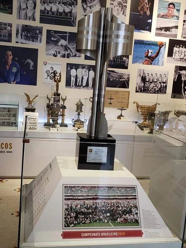 Taça da conquista do Fluminense no Brasileirão de 2010