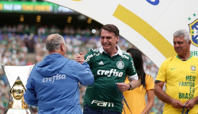 Jair Bolsonaro na cerimônia de entrega da taça e medalhas