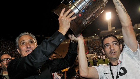 Tite e Chicão seguram a Taça